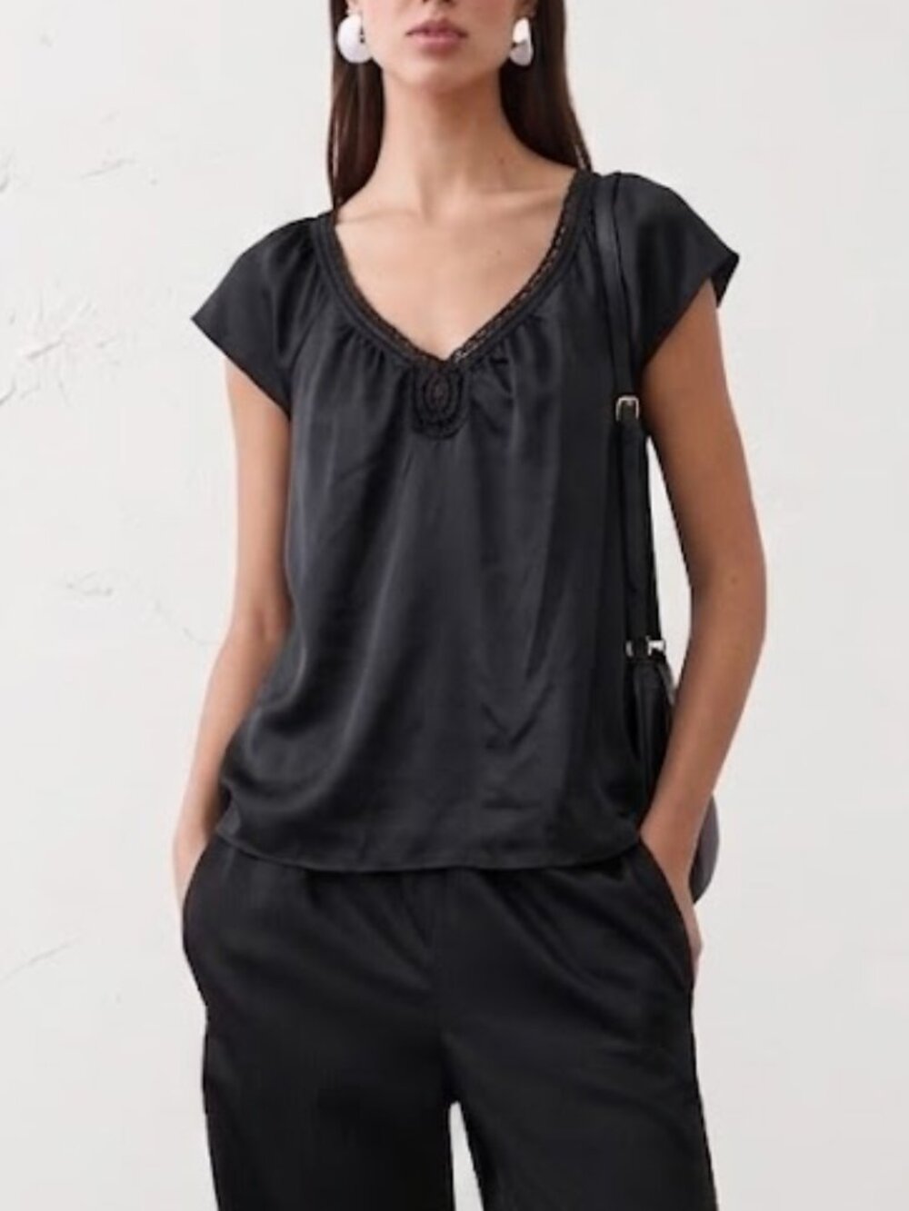 Banana Republic Black Cap Sleeve Tie-Hem Satin Top in size Lagre